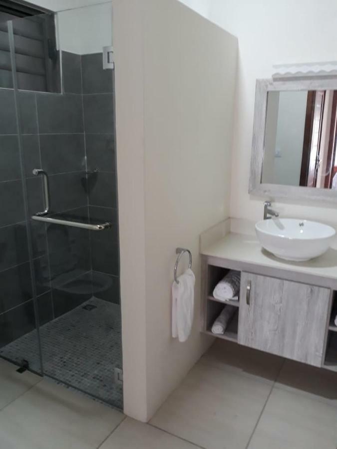2 Bedroom Flat 15 Mins Walk From Flic En Flac Beach Екстер'єр фото